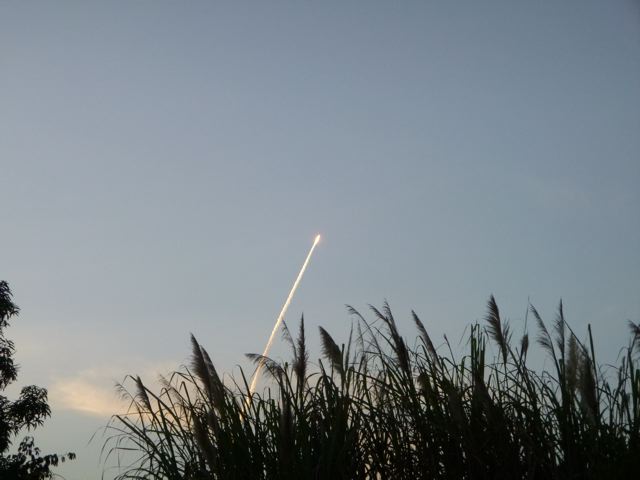 Dernier décollage d'Ariane 5 depuis le jardin de Marie-José Maître en Guyane